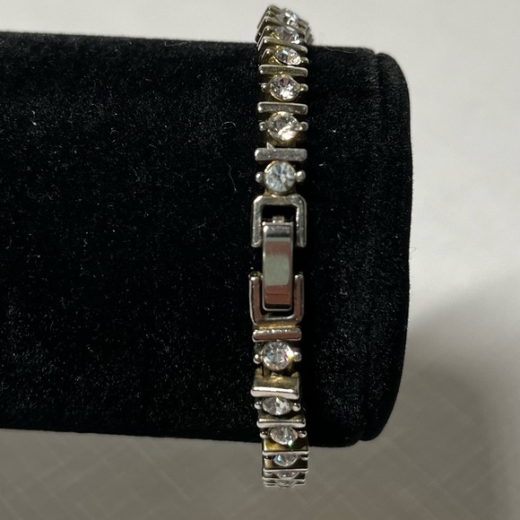 Vintage silver-tone tennis bracelet crystals. Substantial weight. Strong clasp. - Picture 2 of 10